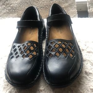 Women’s Naot black leather shoes
